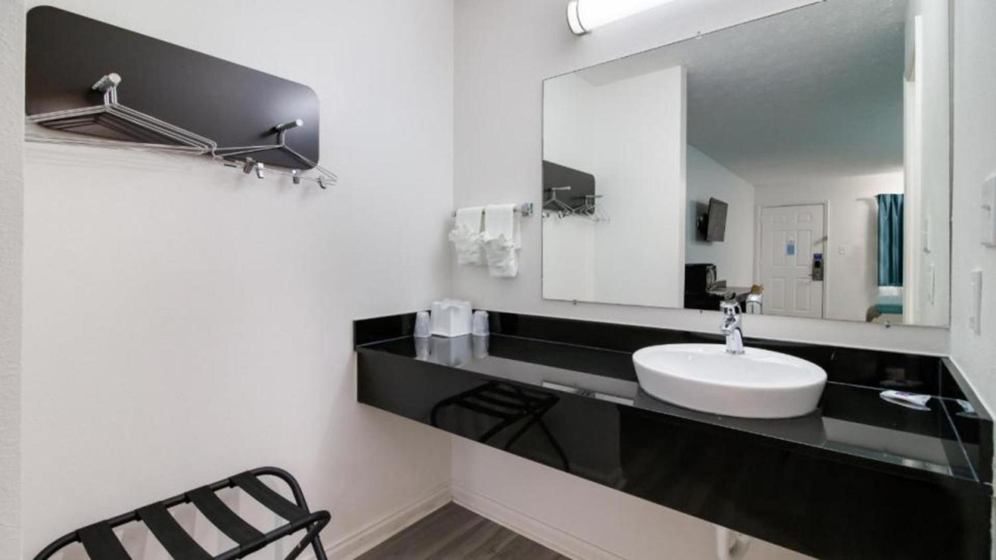 Motel 6-Metropolis, Il Ngoại thất bức ảnh