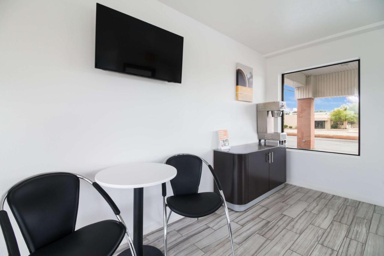 Motel 6-Metropolis, Il Ngoại thất bức ảnh